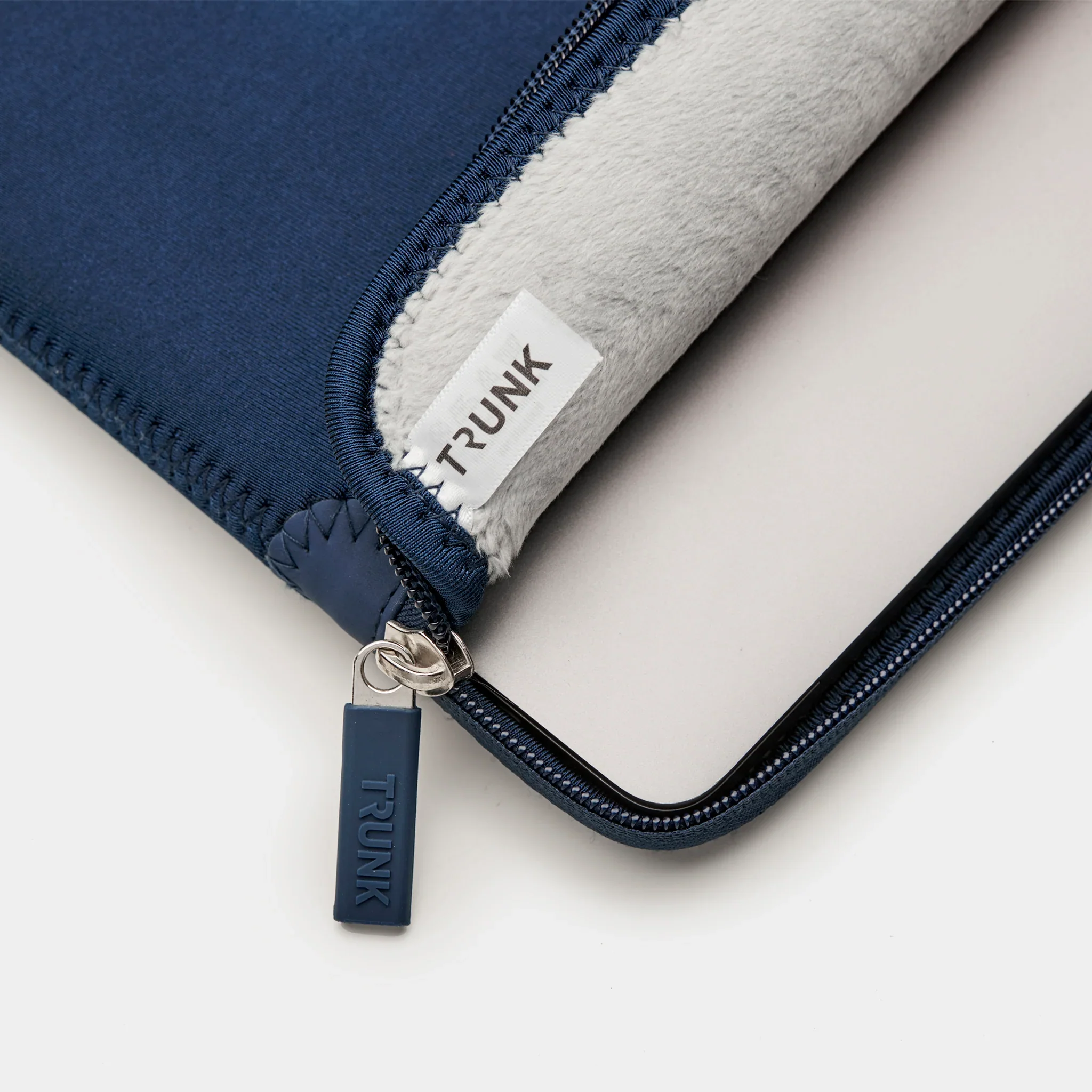 Trunk Neopreen hoes voor MacBook 13-inch - Marineblauw - Image 2